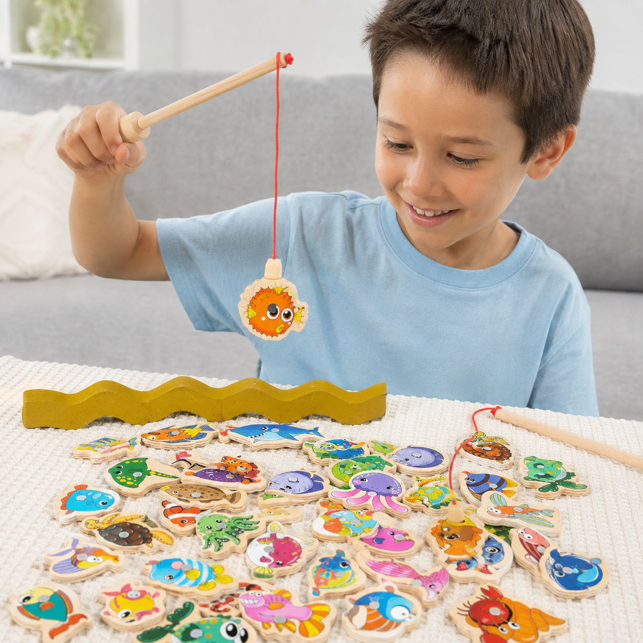 Criança brincando com a Pescaria Magnética Brincaae